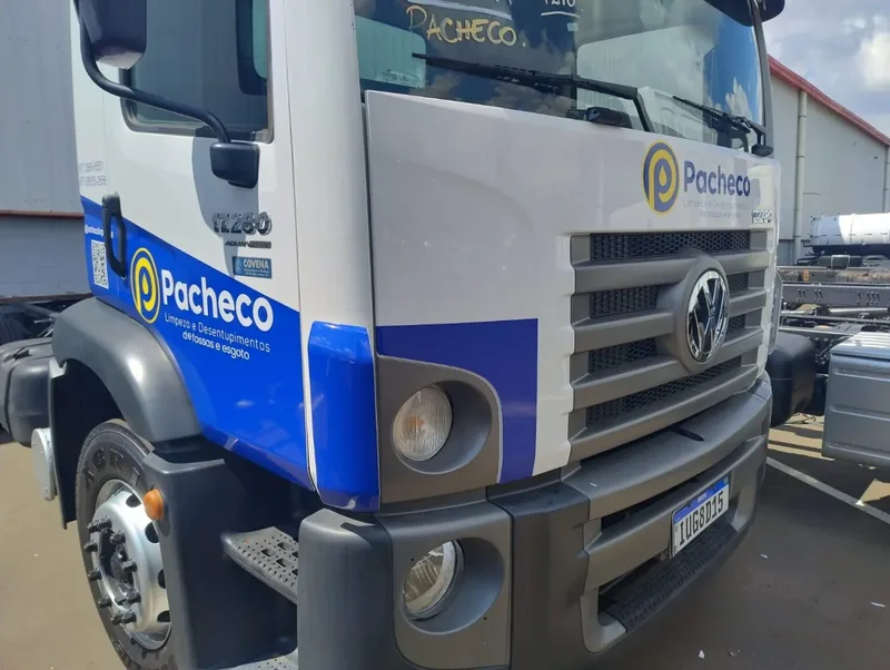 Frente de caminhão com adesivagem azul e branca