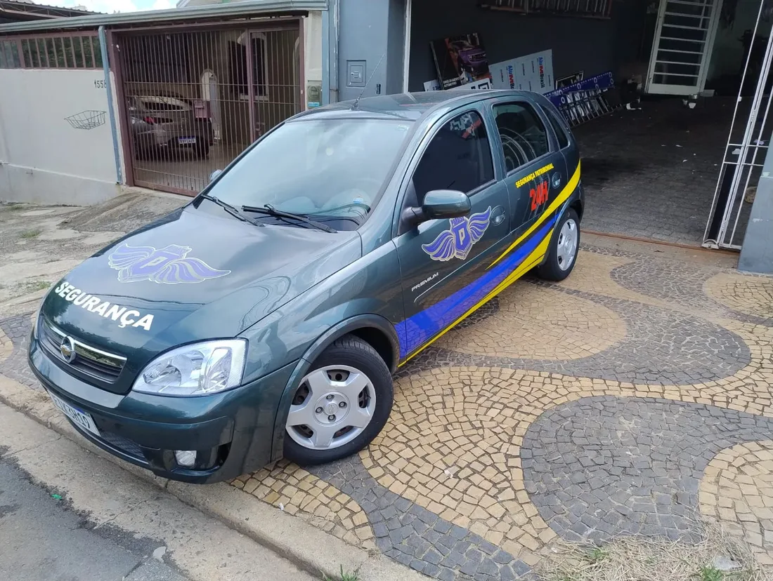 Hatch cinza com adesivagem lateral azul e amarela
