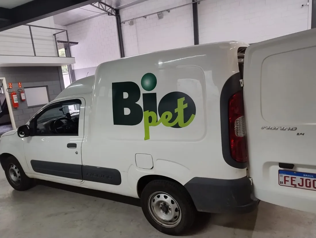 Furgão branco envelopado com a identidade visual da Biopet