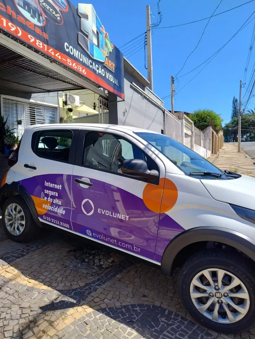 Carro branco com adesivagem personalizada em degradê roxo