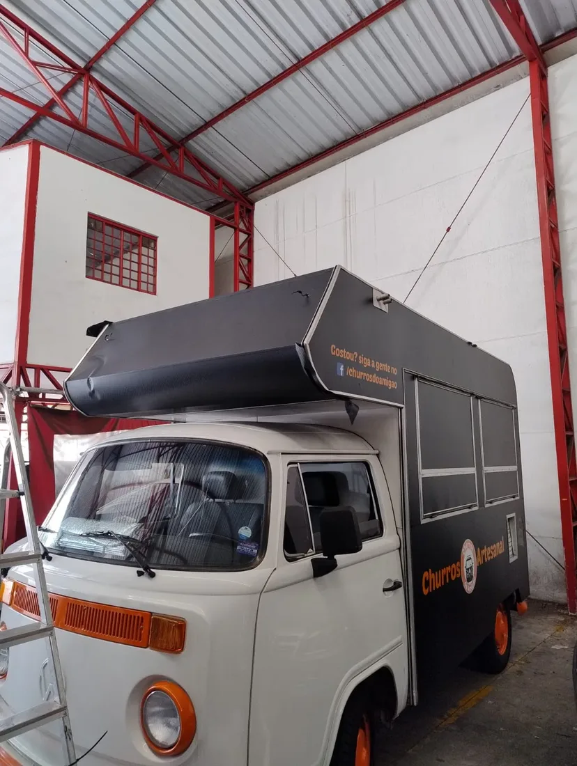 Kombi branca preparada para receber comunicação visual