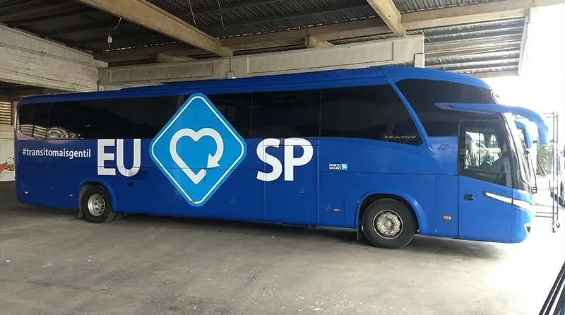 Ônibus azul envelopado com a campanha Eu Amo SP