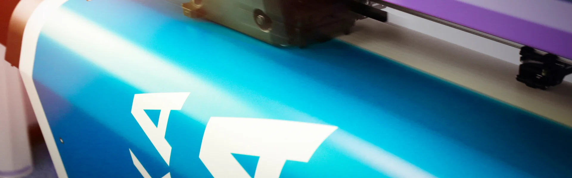 Plotter de impressão digital produzindo um adesivo de grande formato