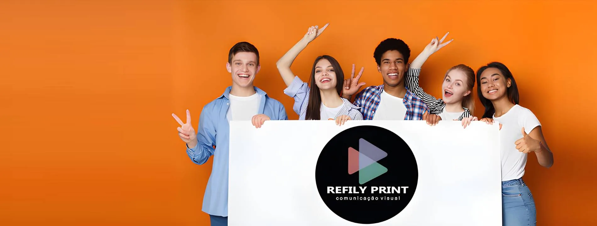 Equipe jovem comemorando segurando um banner com a logo da REFILY PRINT