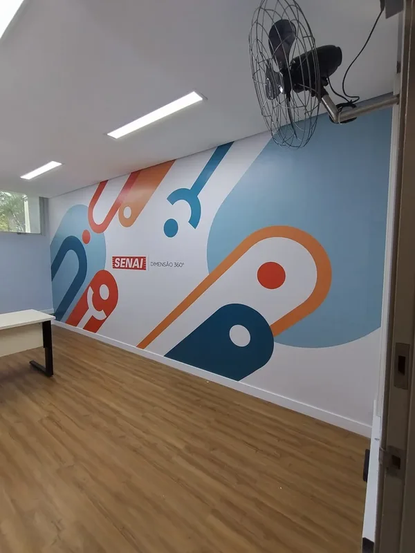 Parede interna decorada com adesivo de grande formato do SENAI