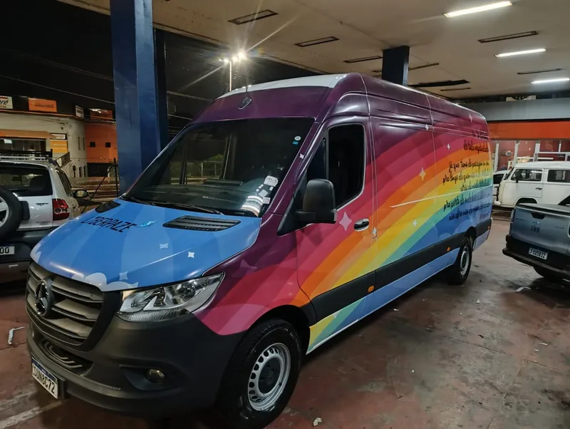 Van envelopada com adesivagem colorida em degradê de arco-íris